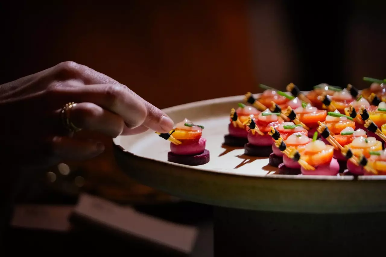 Plateau de bouchées colorées présenté lors d'un cocktail
