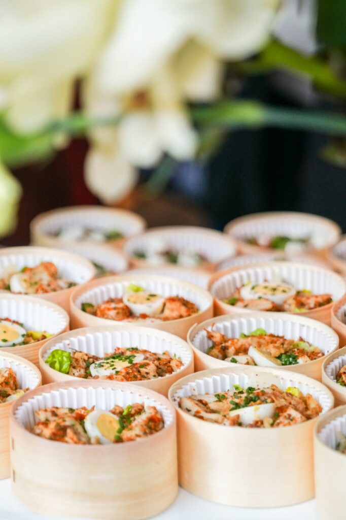 Salades individuelles en barquettes de bois