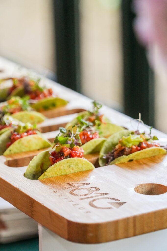 Mini-tacos garnis alignés sur une planche 4810 Traiteur