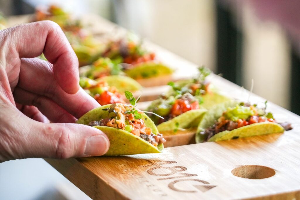 Invité saisissant un mini-taco sur une planche