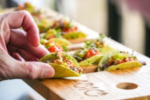 Invité saisissant un mini-taco sur une planche
