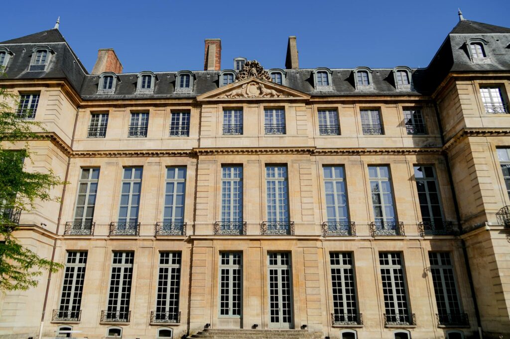 Façade de l’Hôtel Salé, qui abrite le Musée Picasso, sous un ciel bleu