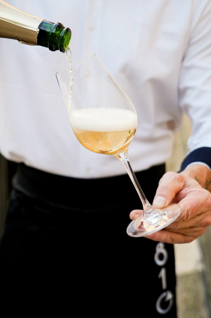 Serveur 4810 Traiteur versant du champagne dans un verre