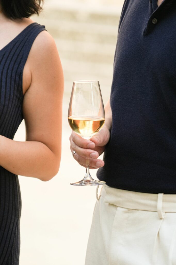 Invités tenant un verre de vin blanc pendant le cocktail