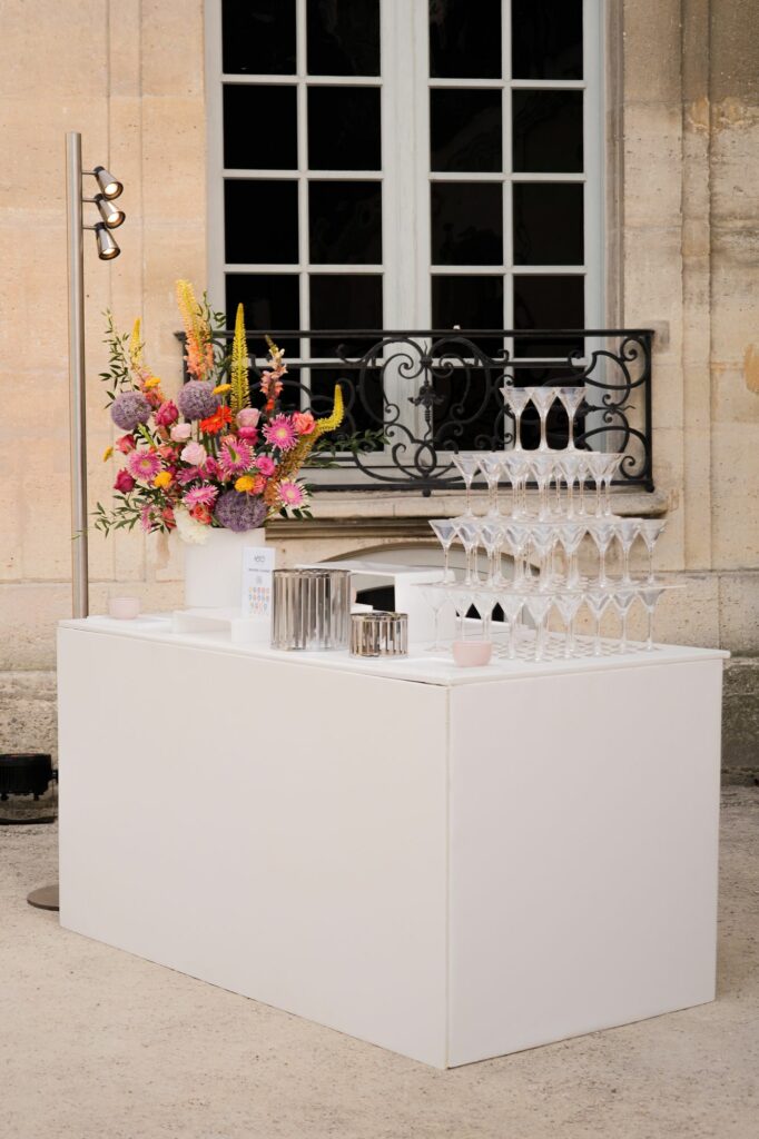 Bar à champagne fleuri dressé devant la façade du musée