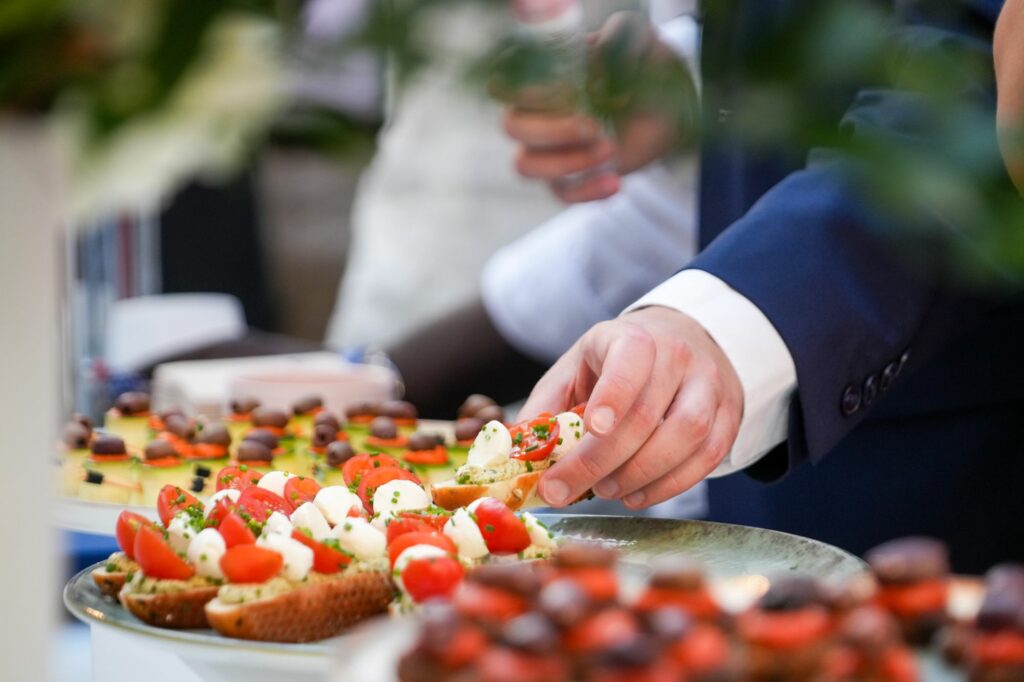 Invité se servant un toast tomate et mozzarella