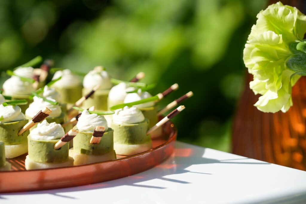 Bouchées de concombre et crème sur un plateau cuivré, cocktail 4810 Traiteur