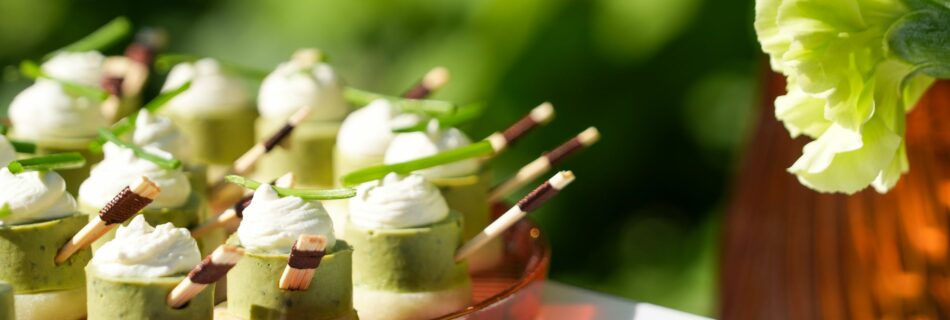 Bouchées de concombre et crème sur un plateau cuivré, cocktail 4810 Traiteur