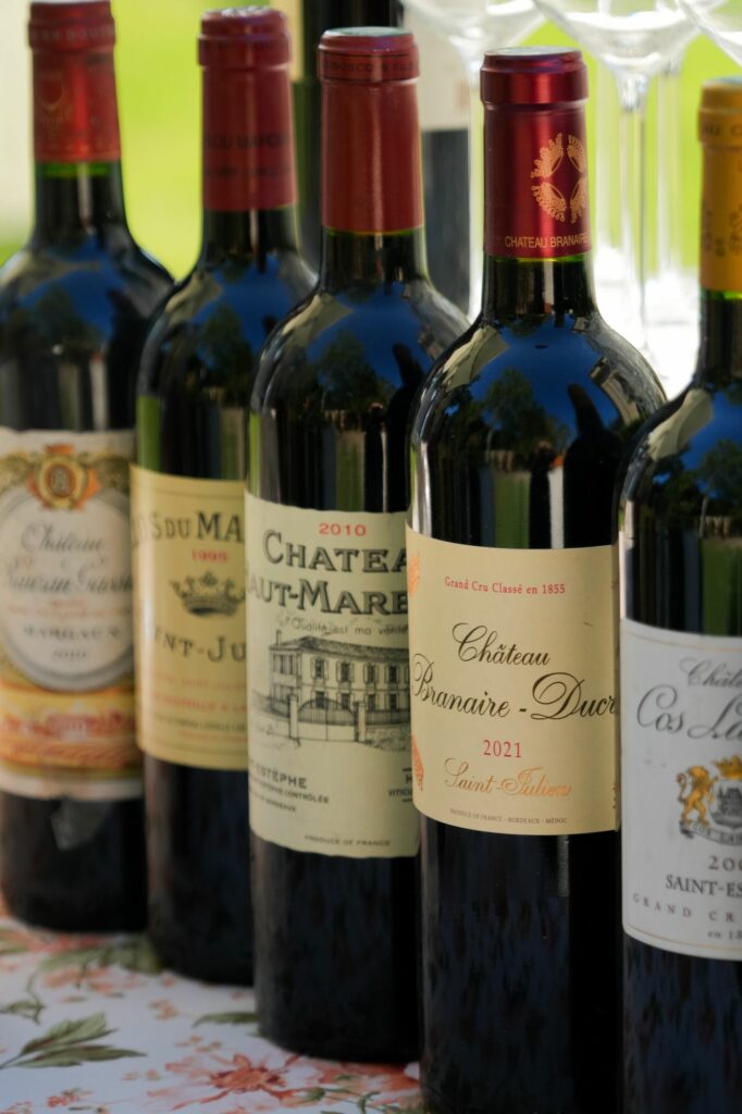 Bouteilles de grands crus de Bordeaux alignées sur la table