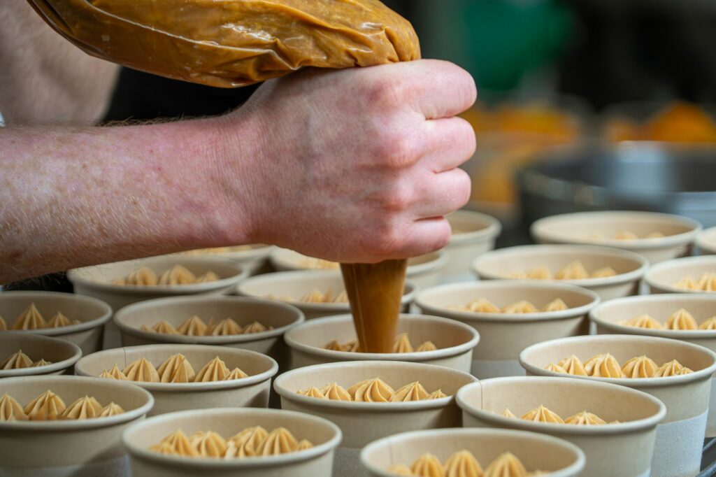 Pochage d’une crème dans des petits pots de dessert