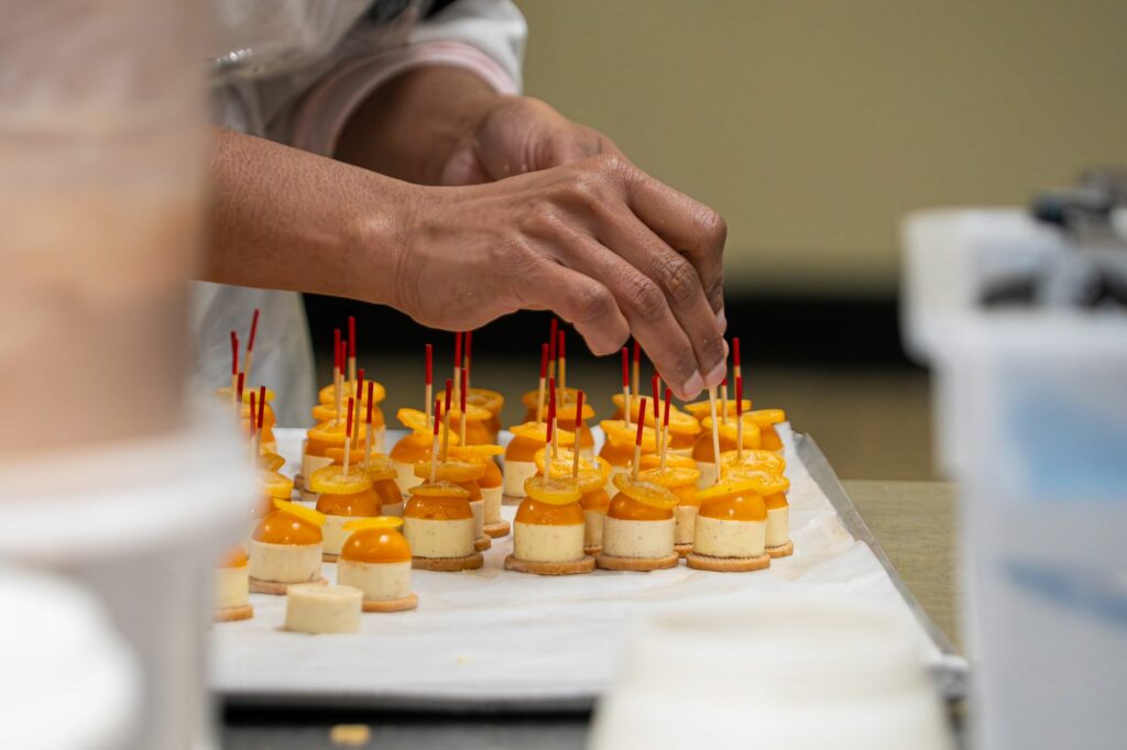 Montage de bouchées apéritives piquées d’une brochette rouge