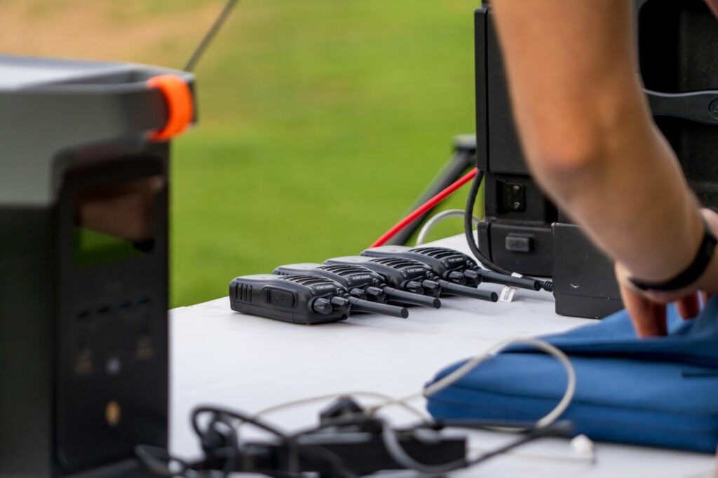 Table de pilotage du spectacle de drones avec talkies-walkies et batteries