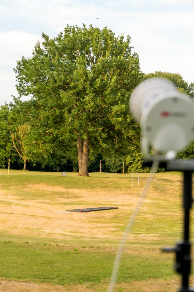Antenne du spectacle de drones installée face aux arbres du golf
