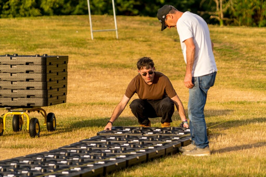 Équipe Hilights alignant les mallettes de drones sur le green