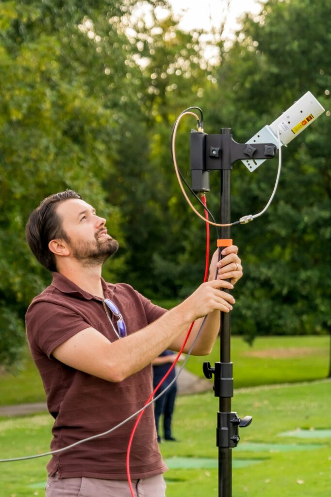 Technicien Hilights réglant une antenne sur son mât