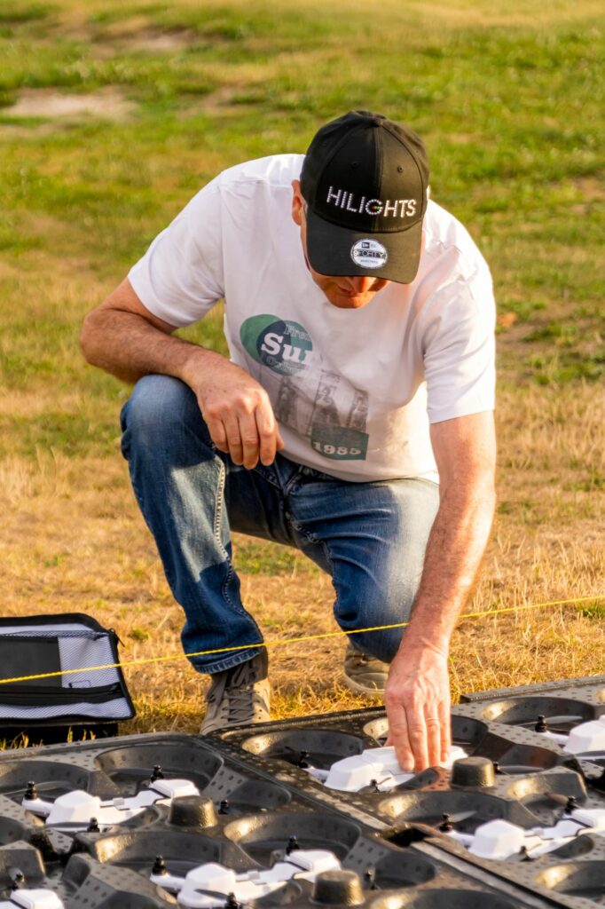 Technicien Hilights posant les drones un à un dans leurs mallettes