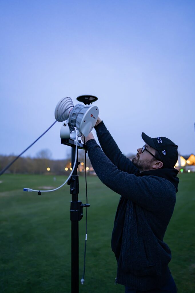 Technicien Hilights réglant une antenne à l’heure bleue