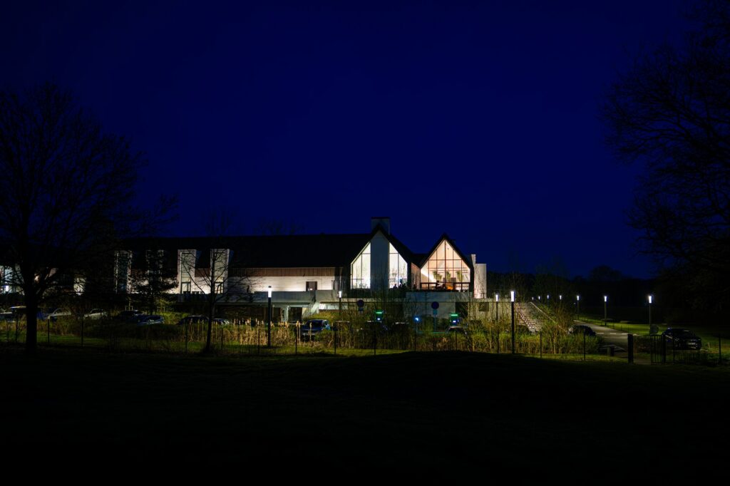 Club-house du Golf de L’Isle-Adam illuminé la nuit
