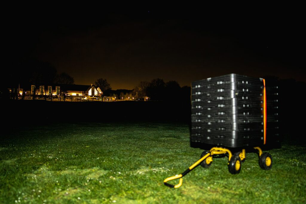 Chariot de mallettes de drones sur le green, de nuit