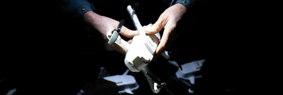 Technicien Hilights sortant un drone de sa mallette sur le green