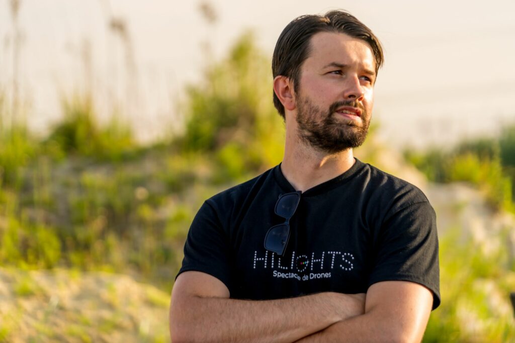 Fondateur de Hilights, spécialiste des spectacles de drones, bras croisés au coucher du soleil