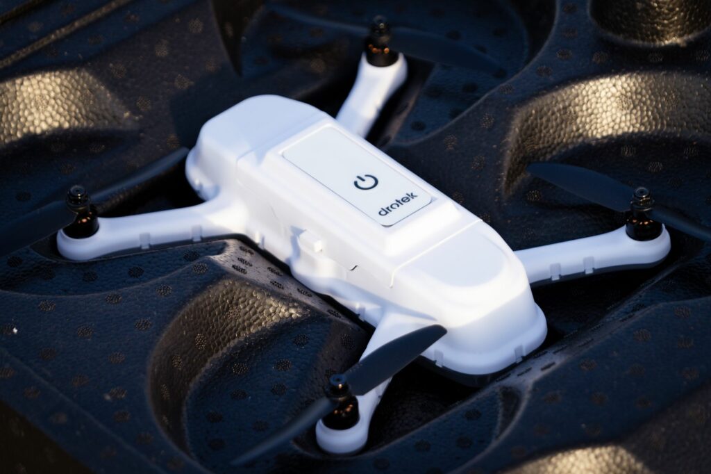 Drone blanc de spectacle posé dans sa mallette de transport
