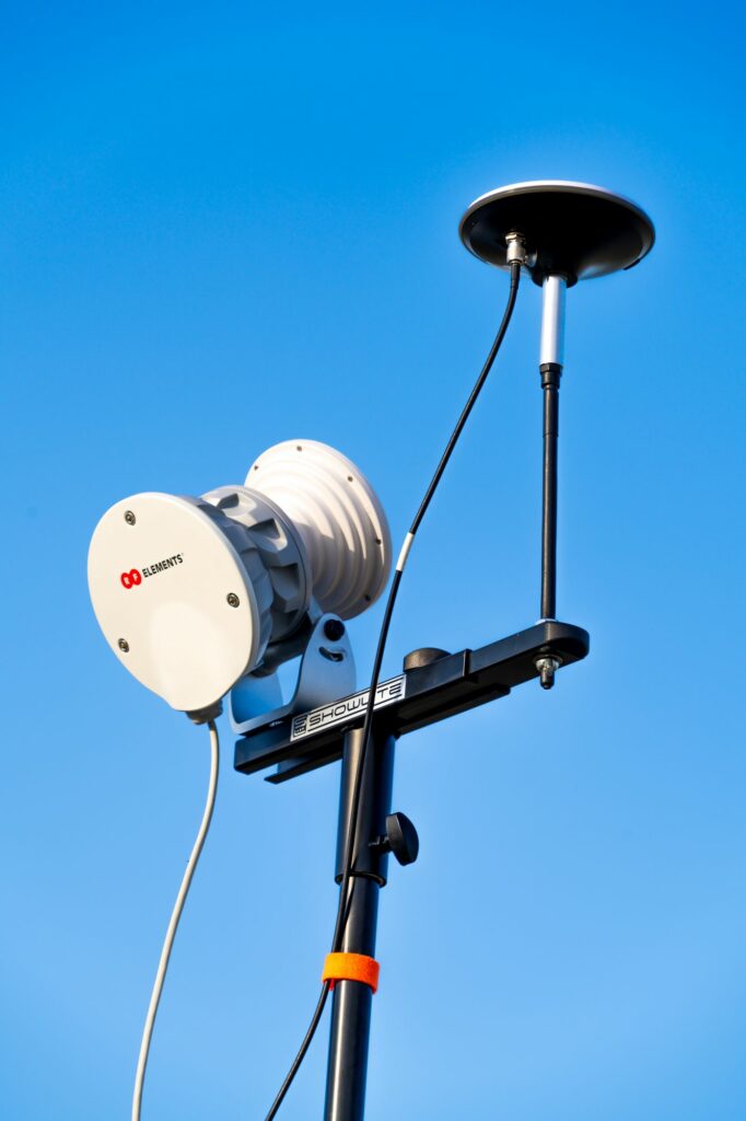 Antennes GPS et radio installées sur un mât pour piloter les drones