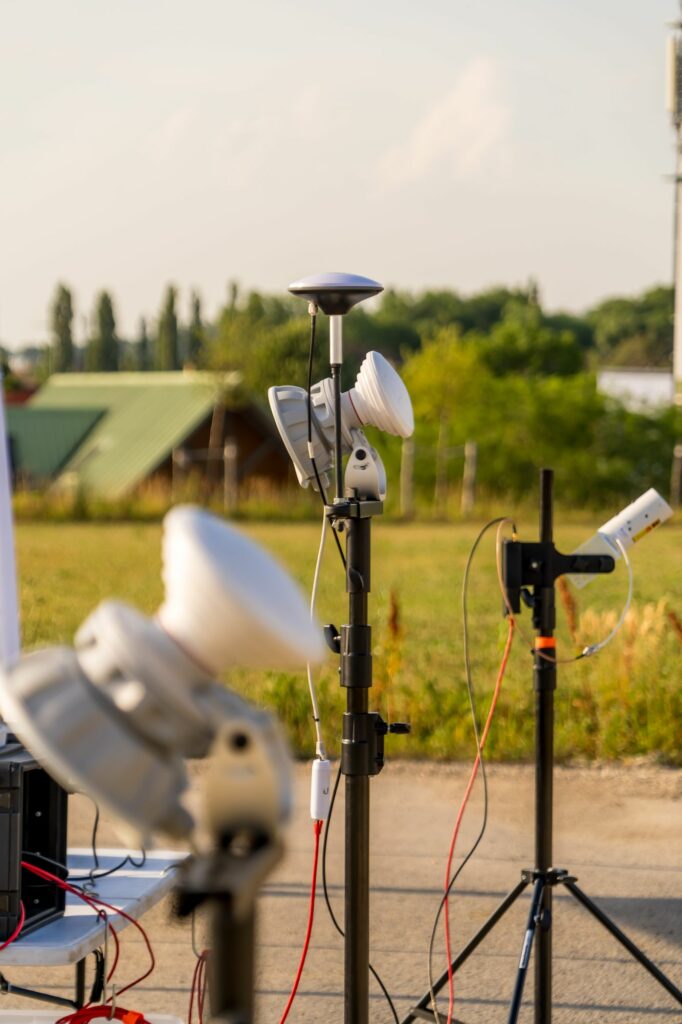 Antennes de communication du spectacle de drones installées au bord du terrain