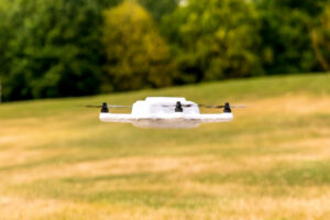 Drone blanc en vol stationnaire au-dessus du green du golf