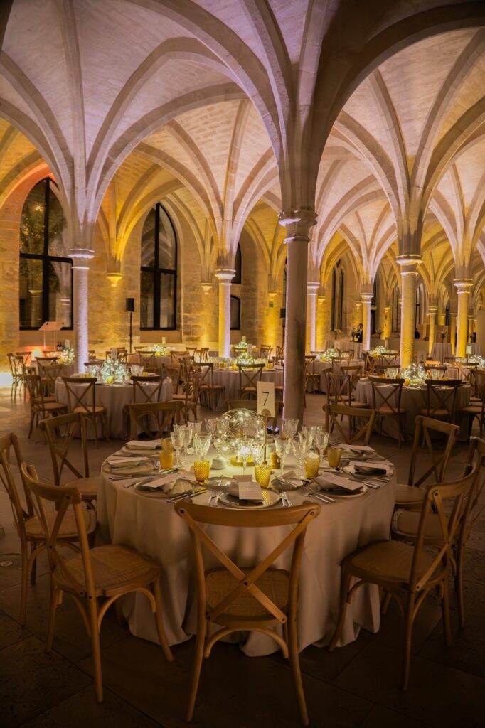 Salle de dîner sous les voûtes gothiques éclairées du Collège des Bernardins