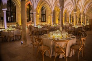 Vue d’ensemble du dîner de gala dans la nef du Collège des Bernardins