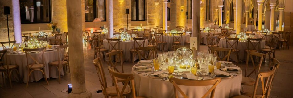 Vue d’ensemble du dîner de gala dans la nef du Collège des Bernardins