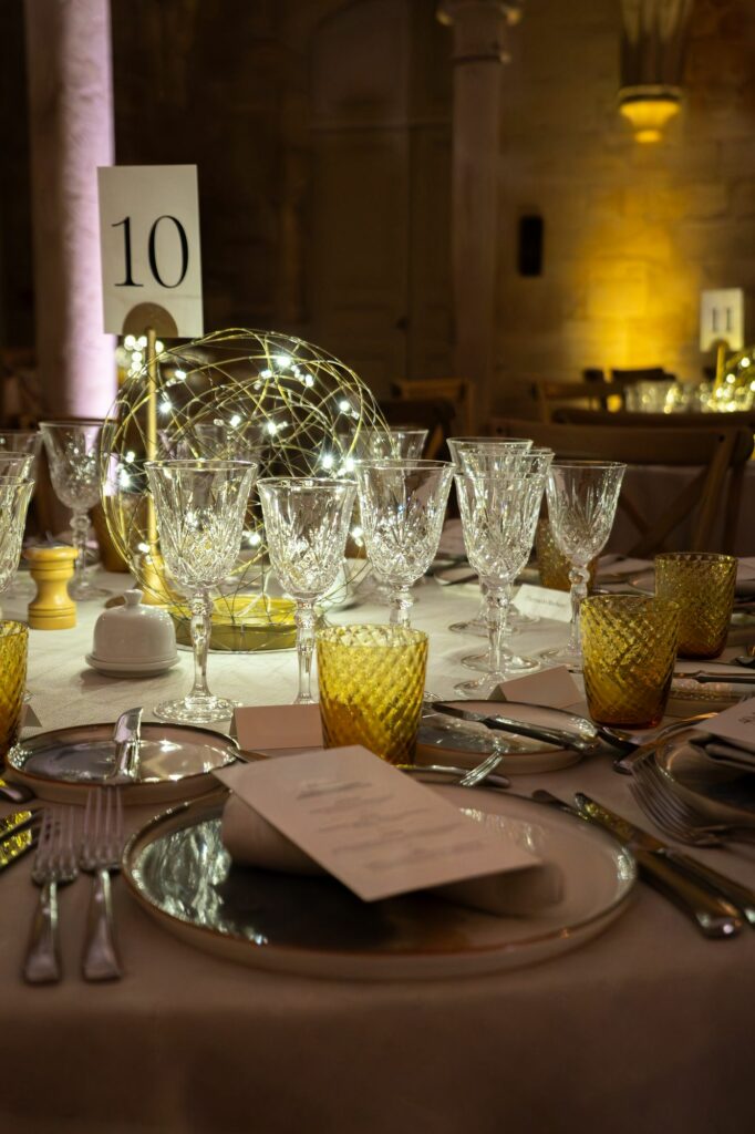 Verrerie en cristal et menu sur une table numérotée
