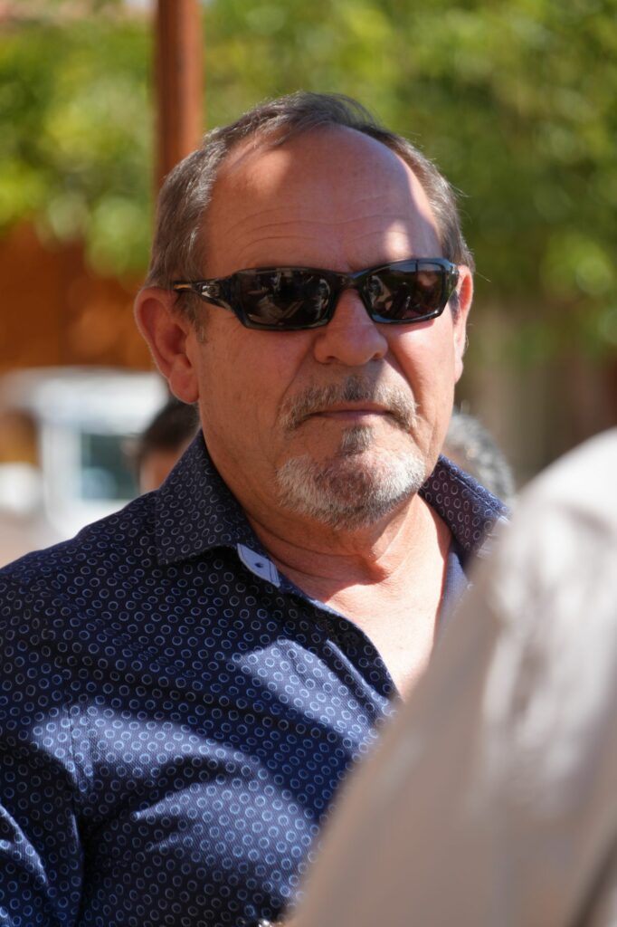 Portrait d’un invité en lunettes de soleil