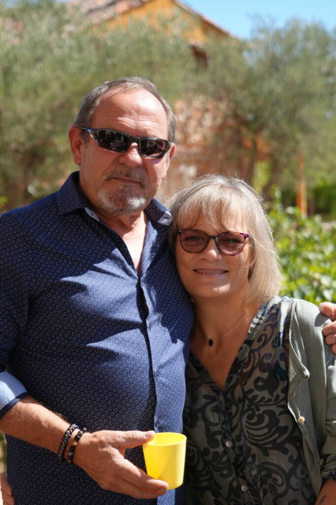 Couple d’invités souriants au domaine viticole