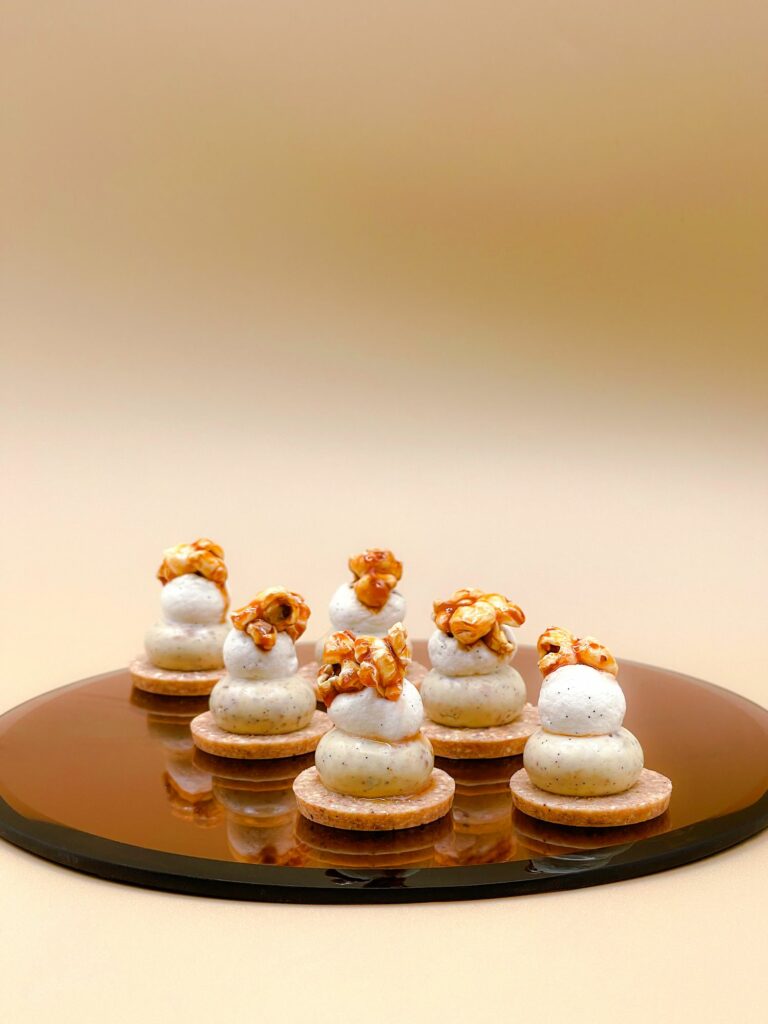 Petites bouchées sucrées meringuées sur un plateau