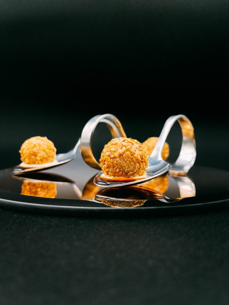 Cuillères apéritives garnies de bouchées croustillantes