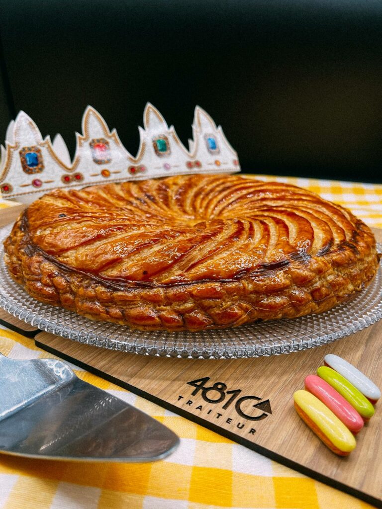 Galette des rois et sa couronne sur la planche 4810 Traiteur