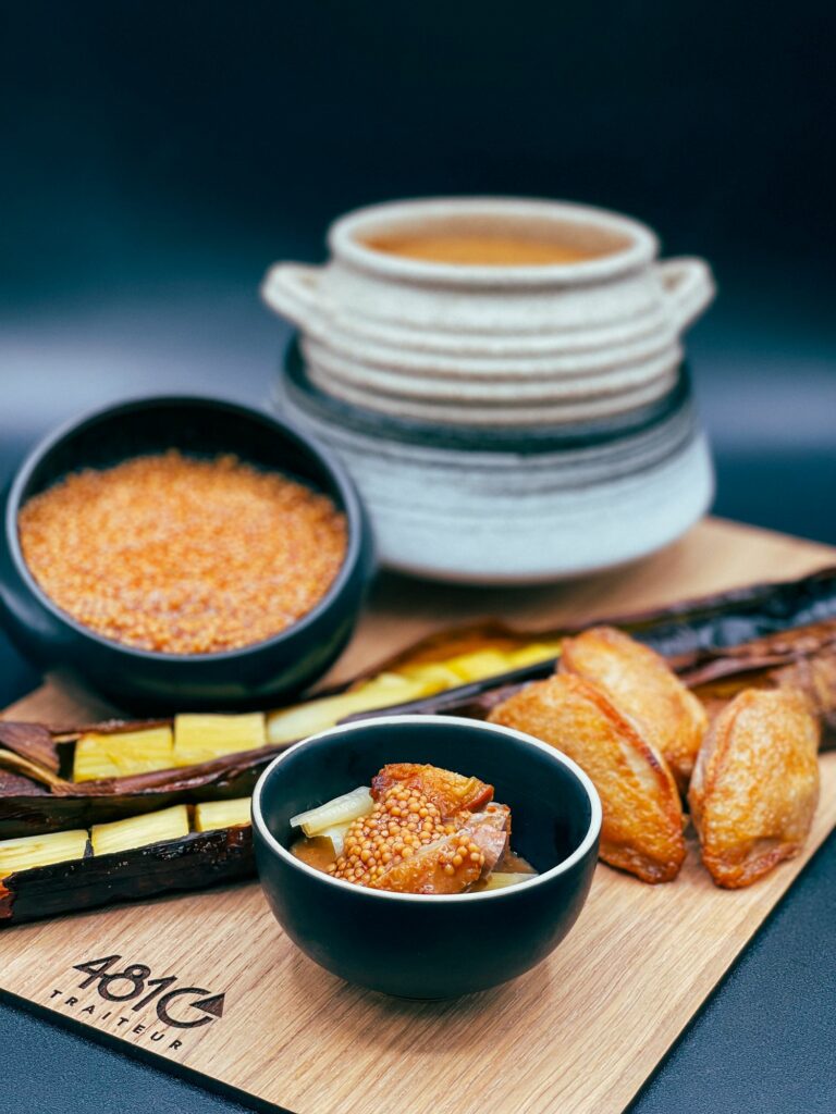 Assortiment de plats d’hiver et feuilletés sur la planche 4810 Traiteur