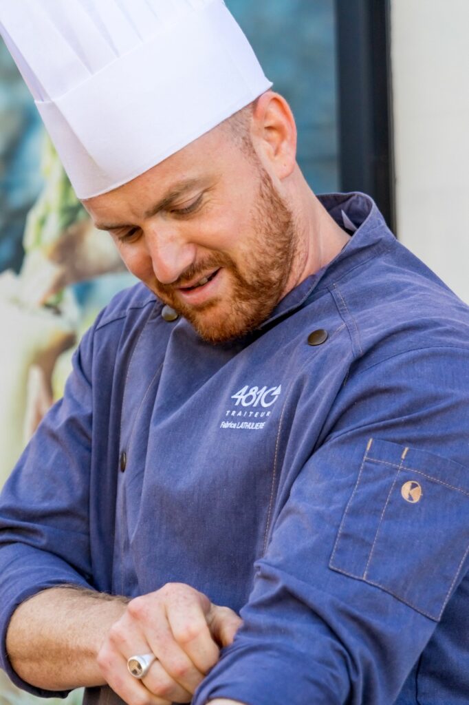 Chef 4810 Traiteur en toque regardant sa montre