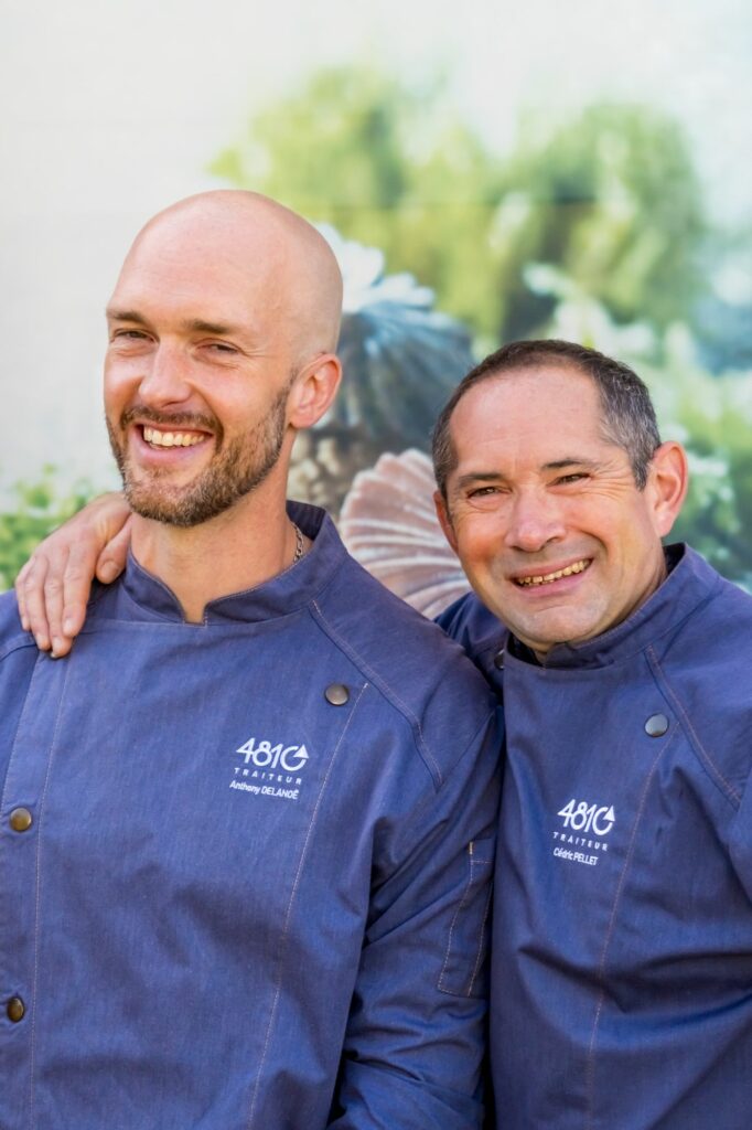 Deux chefs 4810 Traiteur souriants, bras dessus bras dessous