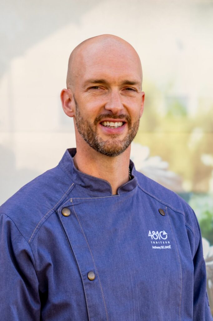Portrait souriant d'un chef 4810 Traiteur en veste brodée