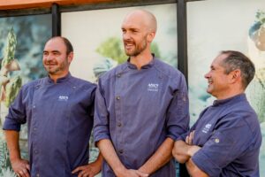Trois chefs 4810 Traiteur riant ensemble