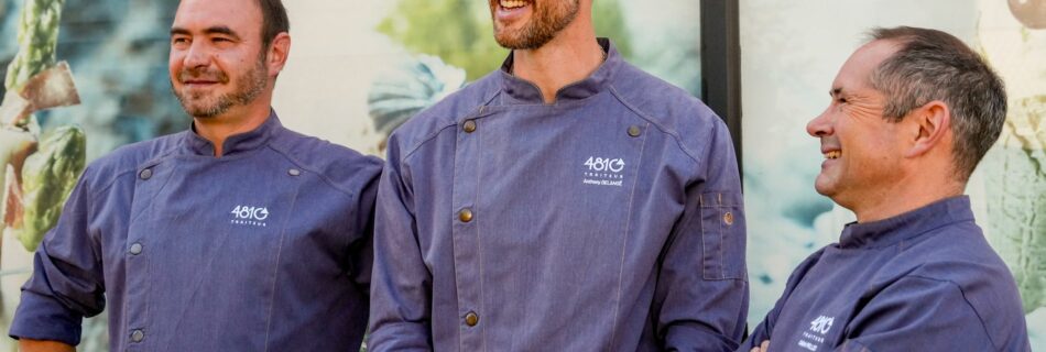 Trois chefs 4810 Traiteur riant ensemble