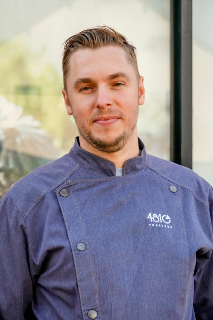 Portrait d'un chef 4810 Traiteur en veste bleue