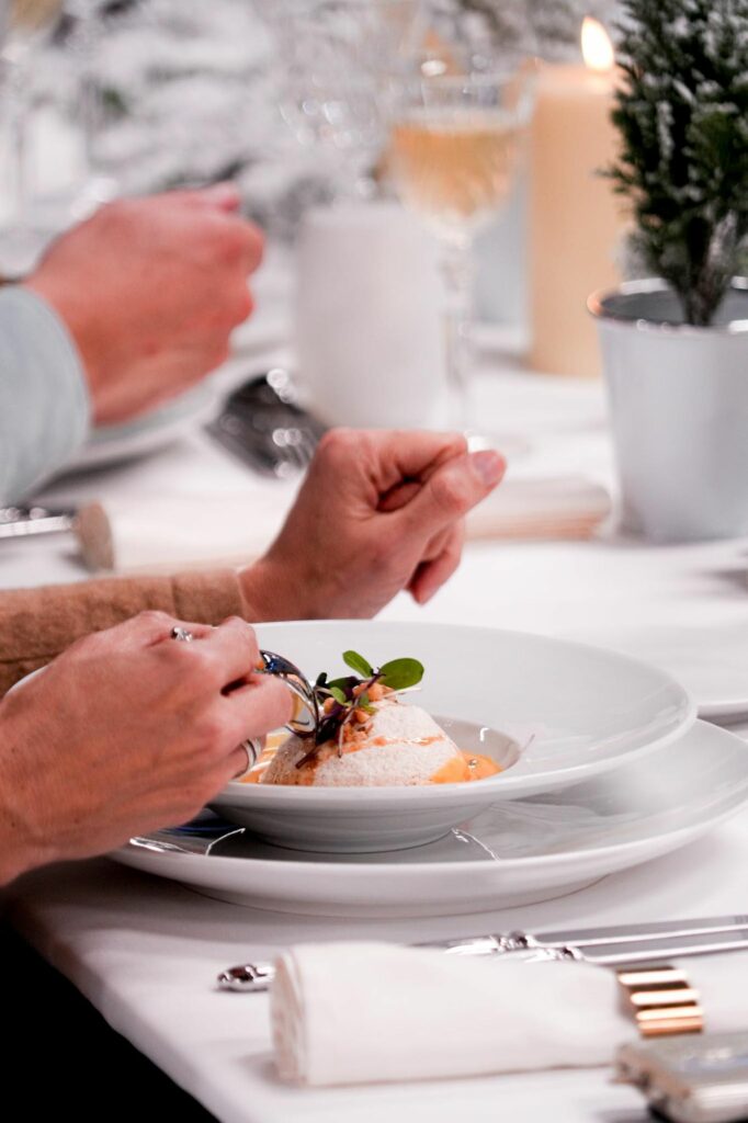 Convive dégustant son entrée lors du repas de Noël