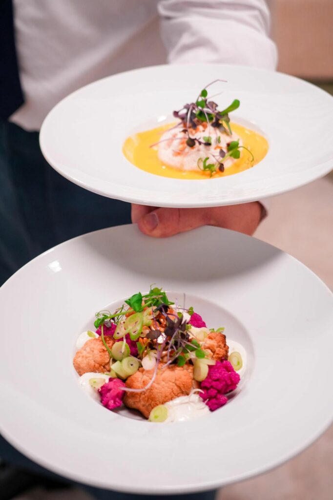 Deux assiettes dressées portées par un serveur