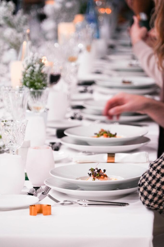 Convives à table pendant le repas de Noël d’entreprise