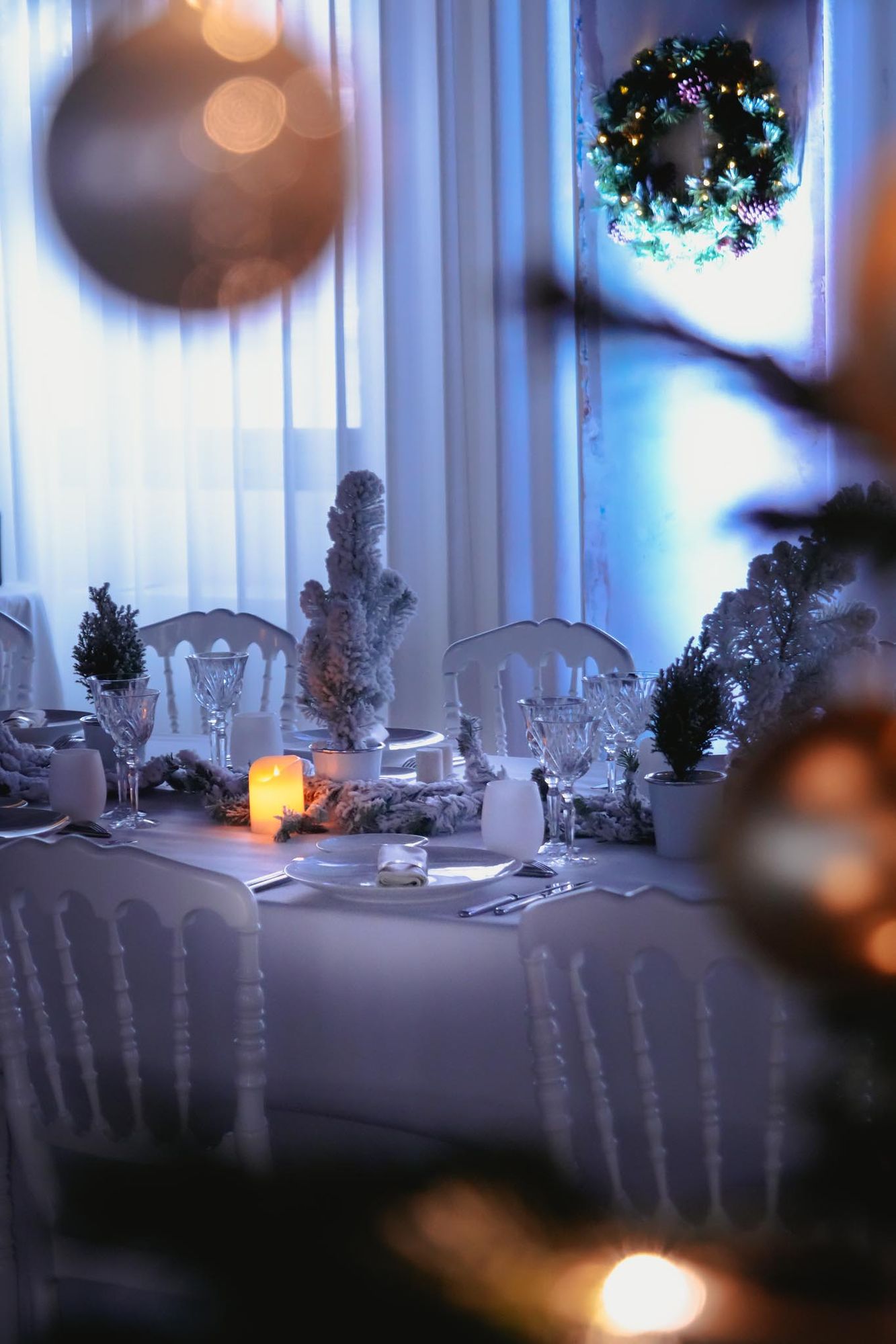 Table de Noël dressée avec boule et couronne en décor