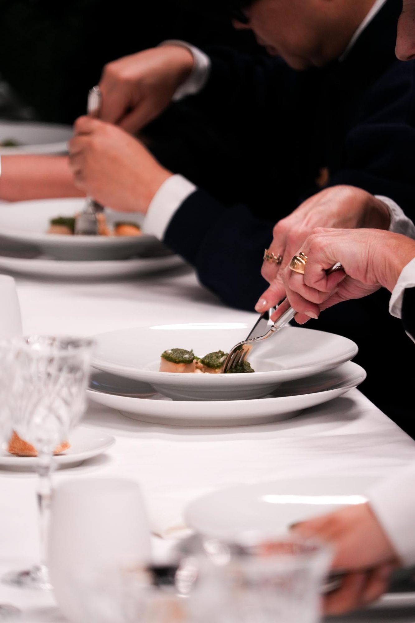 Service des assiettes à table pendant le repas de Noël